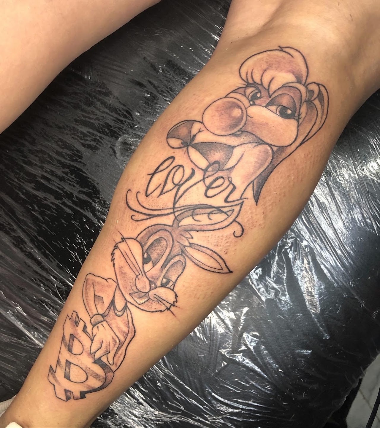 Tatuaje de flor de loto realizado en Pickman Tattoo